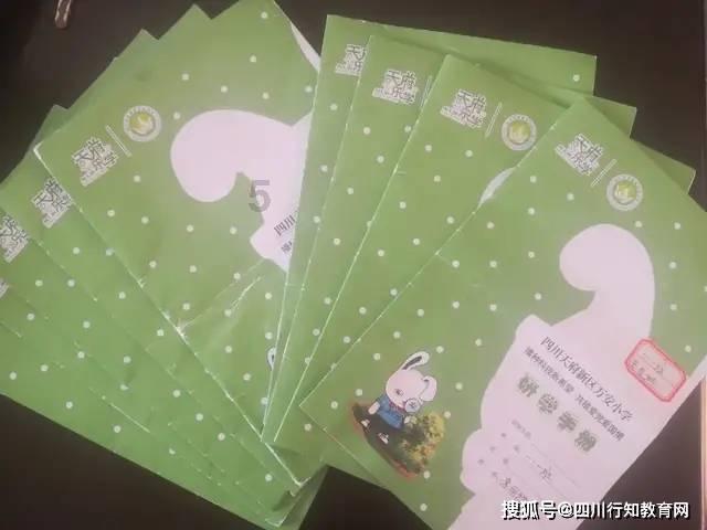 91岁周骢出席聚会罕露脸,与郑则仕合照气色红润,对方消瘦显憔悴